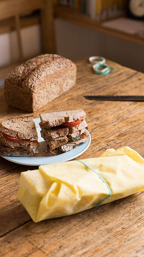 Sandwiches, Brotlaib auf einem Tisch
