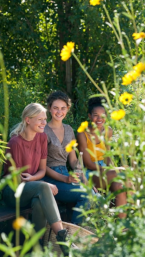 Trois femmes souriantes
