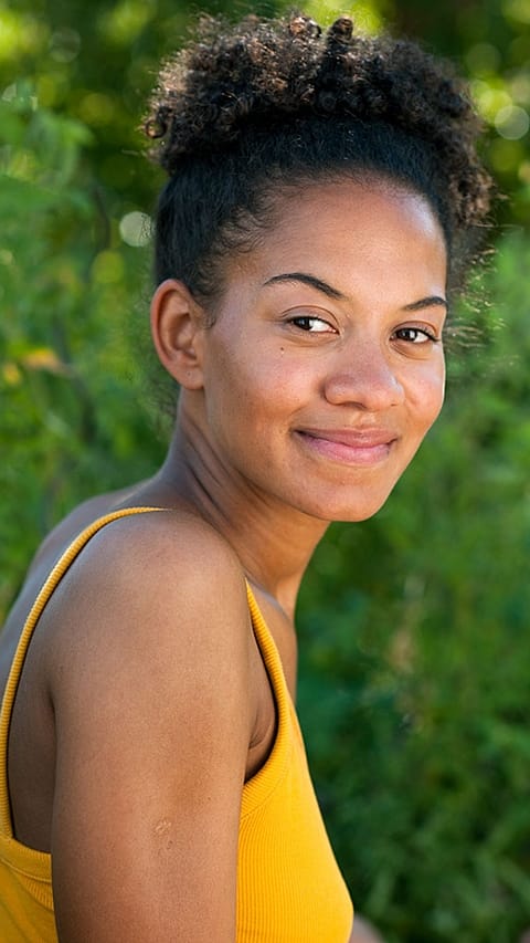 Jeune femme souriante