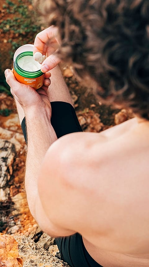 L'homme utilise du Sport Massage Body Butter Arnica