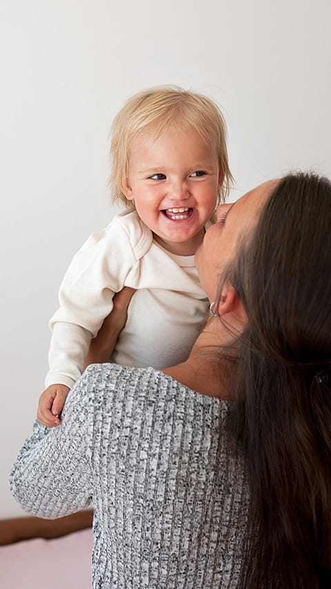 Kind im Arm der Mutter