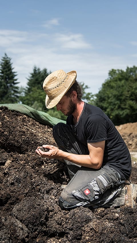 Jardinier avec de la terre dans les mains