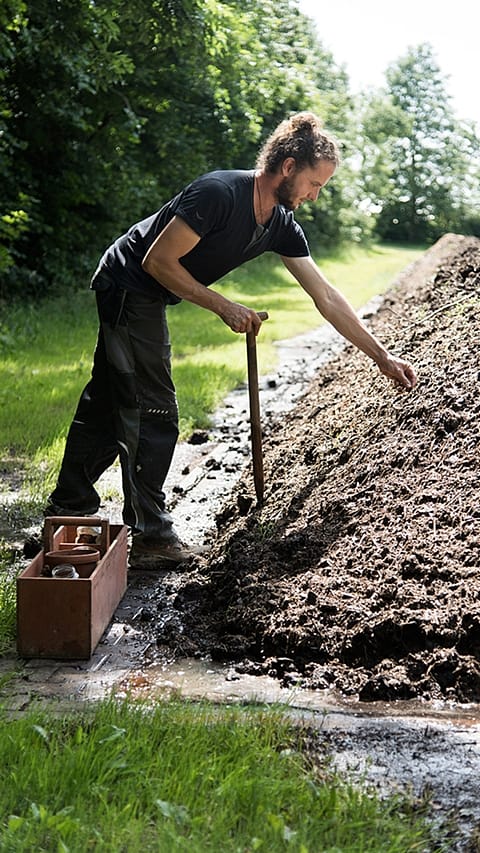 Gärtner schaufelt Erde