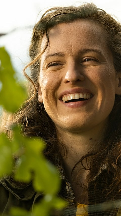 Femme près de la vigne