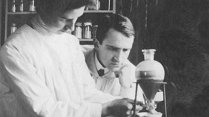 Jeune Oskar Schmiedel au travail dans le laboratoire
