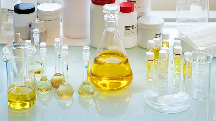 Différentes huiles en bouteilles et échantillons