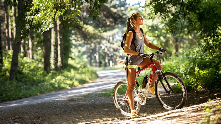 Frau beim Velo fahren