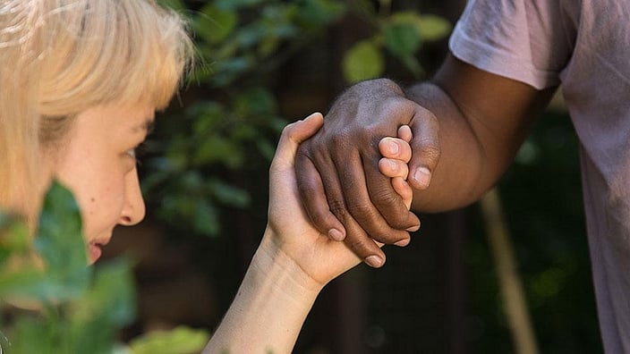 Zwei Freunde geben sich die Hand