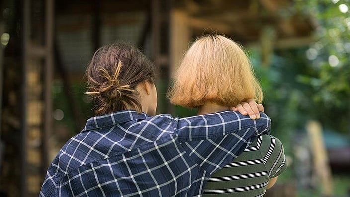 Deux femmes enlacées et amicales