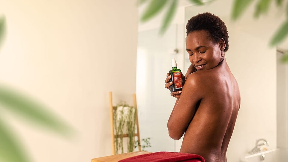 femme faisant des soins du corps