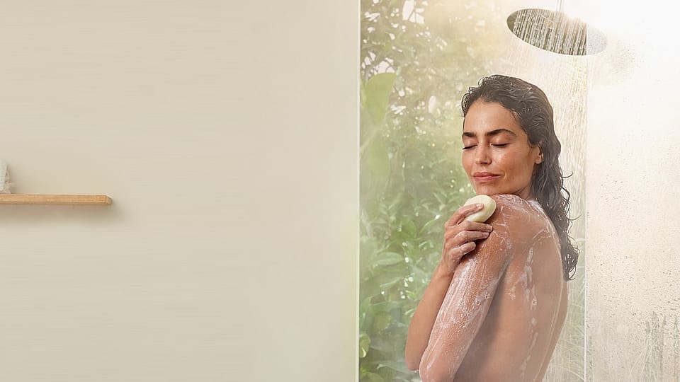 Frau in der Dusche