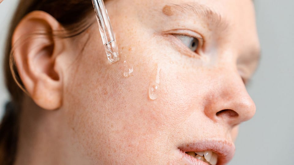 pigmentflecken gesicht frau pipette serum