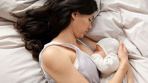 Femme allaitant un bébé