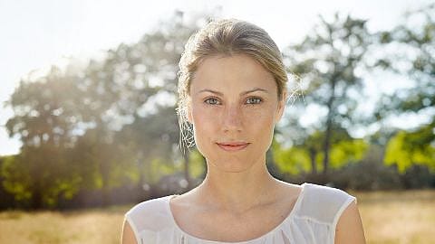 Jeune femme dans la nature