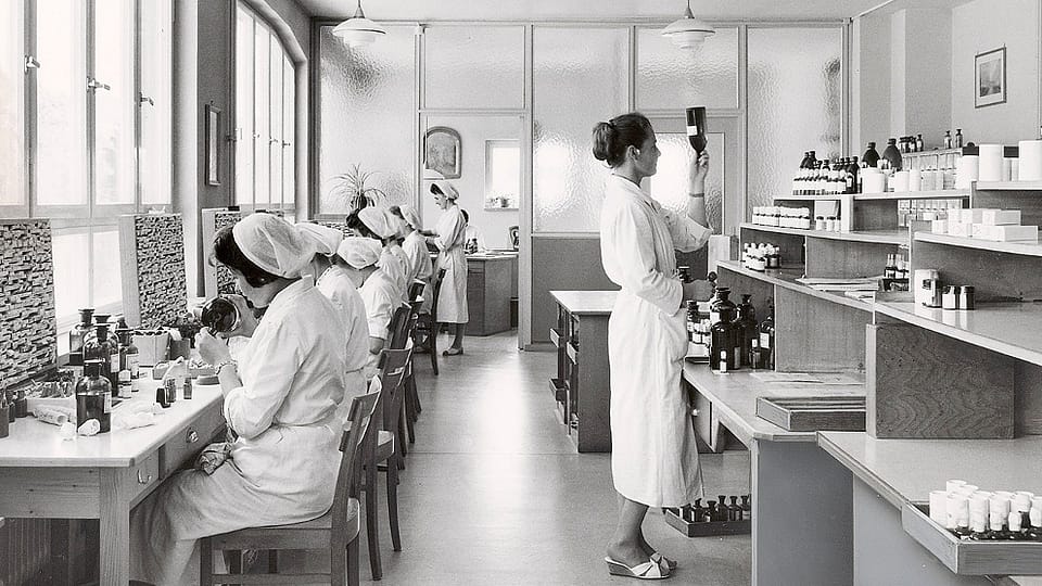 Laboratoire d'antan avec des femmes qui travaillent