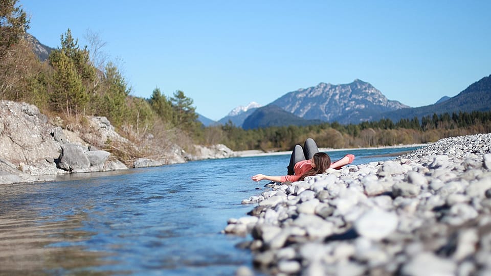 femme au bord de la rivière