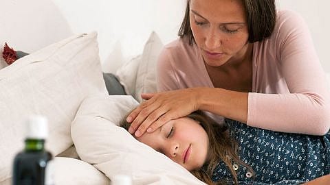 Une mère tient un enfant malade