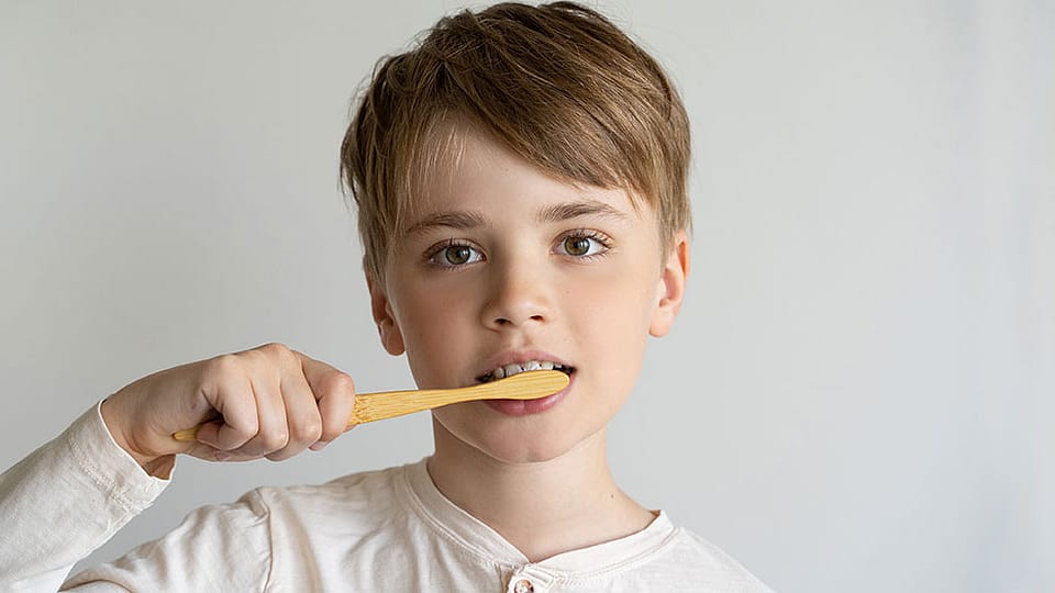 Garçon avec une brosse à dents