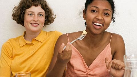 Zwei junge Frauen