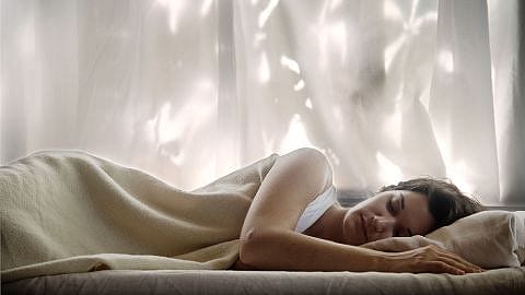 La femme dort paisiblement