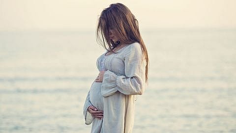 Schwangere Frau am Meer