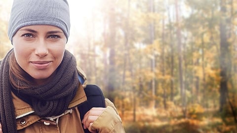 Femme dans la forêt d'automne