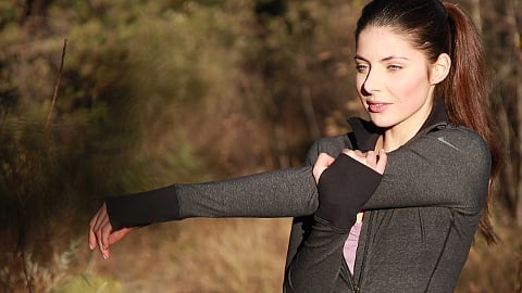 Une femme fait des exercices