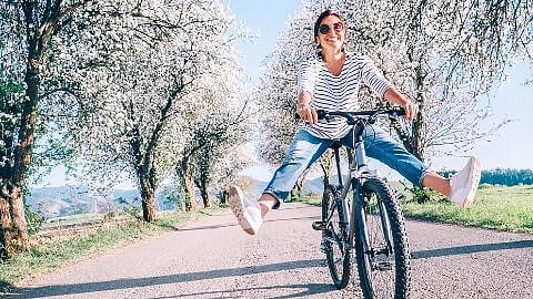 Une femme fait du vélo