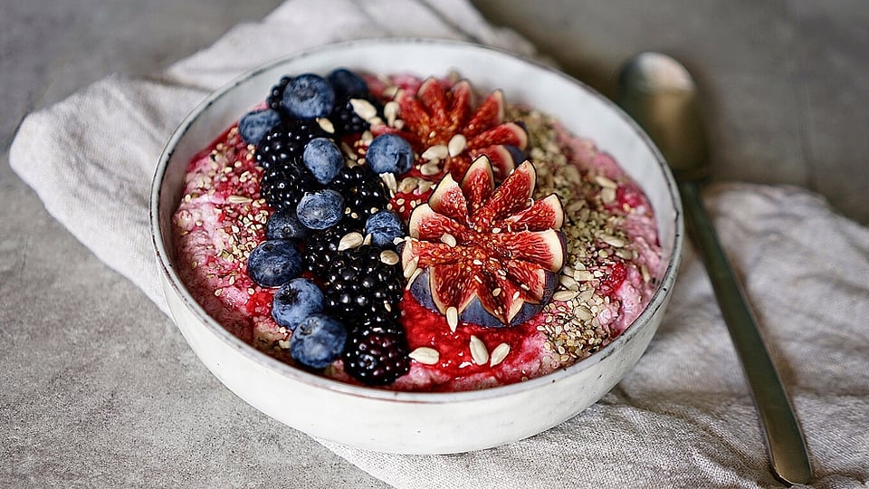 Müsli mit Beeren in einer weissen Schale