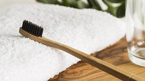 brosse à dents avec verre d'eau