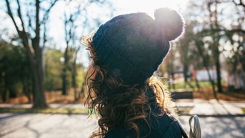 Frau mit Mütze im Herbst