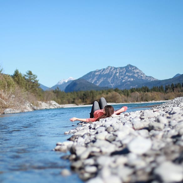 Femme allongée et détendue au bord de la rivière