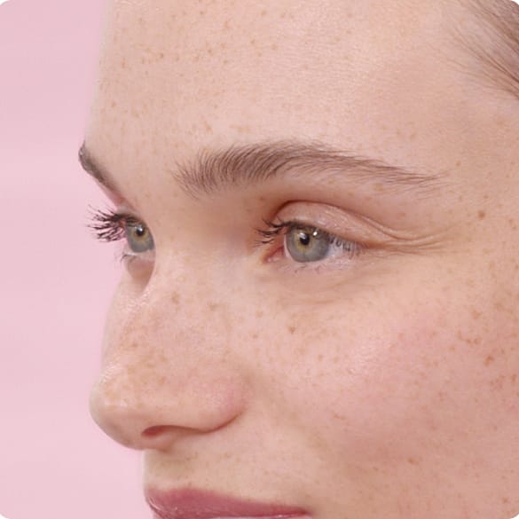 Jeune femme sur fond rose