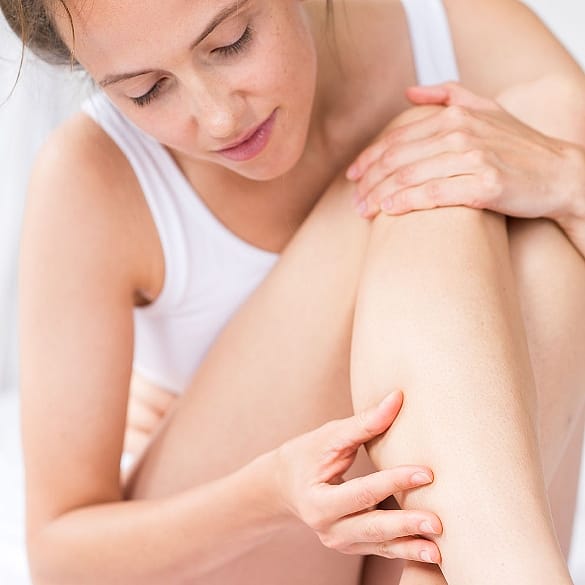La femme regarde ses jambes