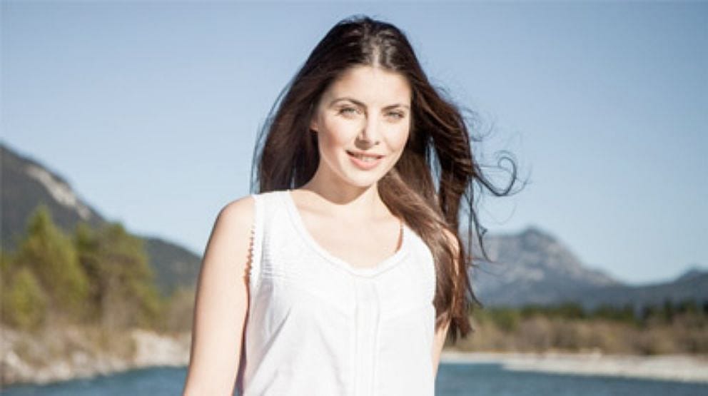 Jeune femme dans la nature