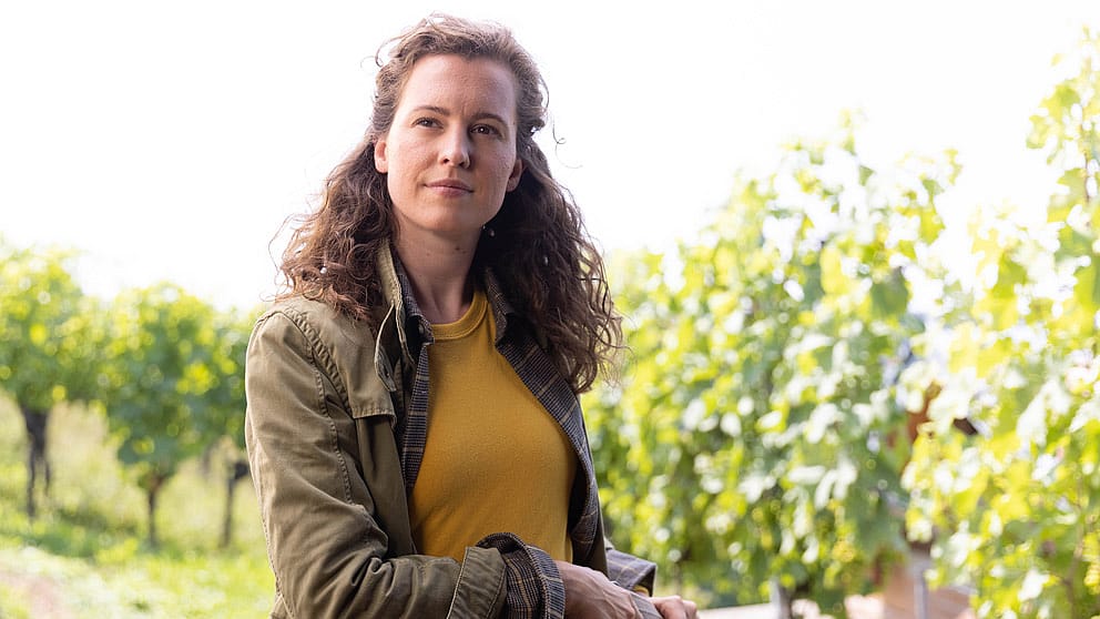 Femme près de la vigne