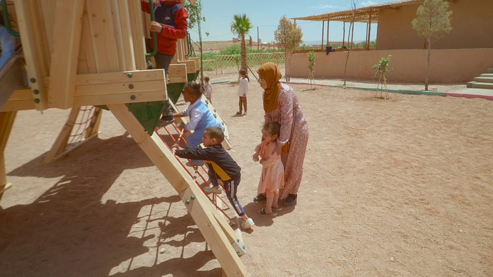 Les enfants jouent sur le terrain de jeu au Maroc