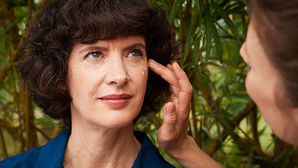 Femme âgée dans la nature