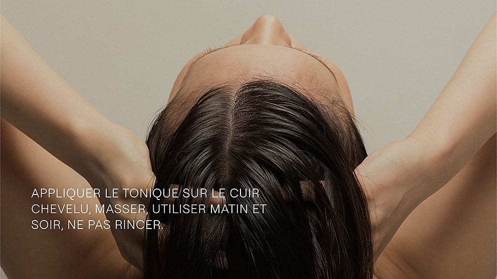 Femme de dos se massant le cuir chevelu