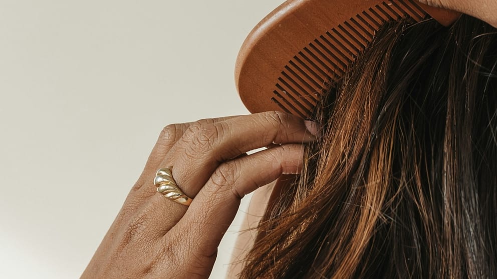 Peigne en bois dans les cheveux longs
