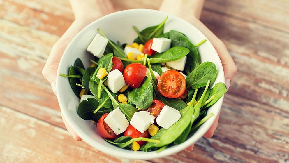 bol de salade et vinaigrette