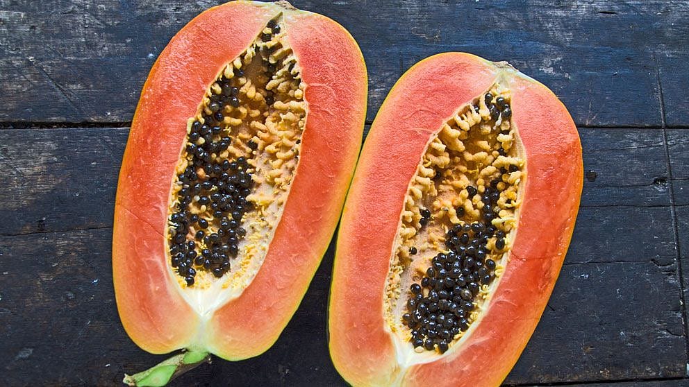 Eine aufgeschnittene Papaya