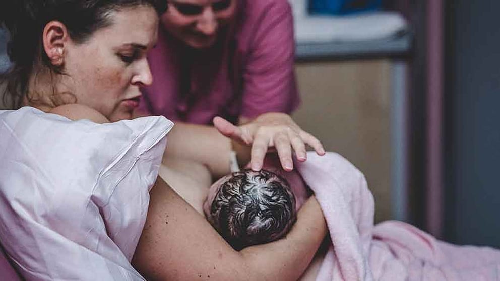 Femme et sage-femme avec enfant.