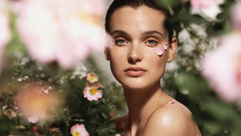 Jeune femme entourée de roses sauvages