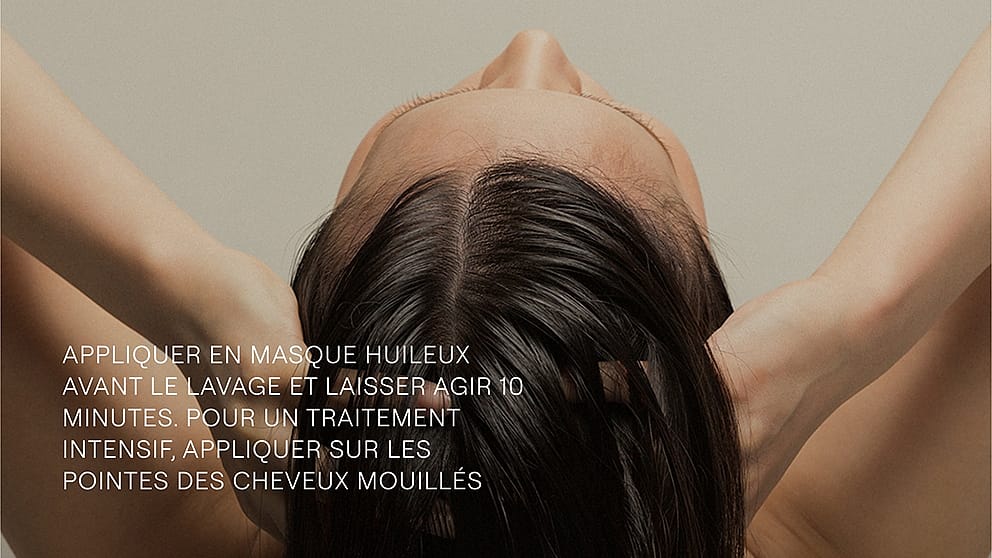 Femme de dos se massant le cuir chevelu