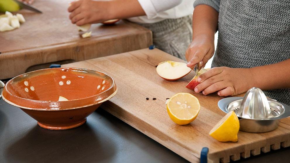 Mères avec enfant préparant des fruits