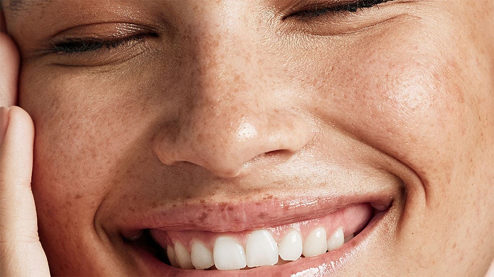 Un gros plan d'une jeune femme souriante