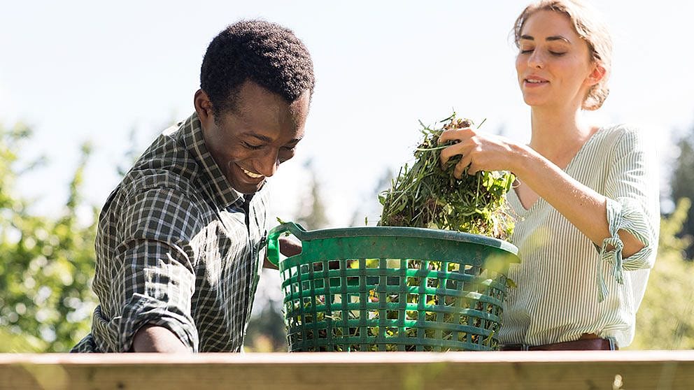 Ein Paar draussen bei Gartenarbeit