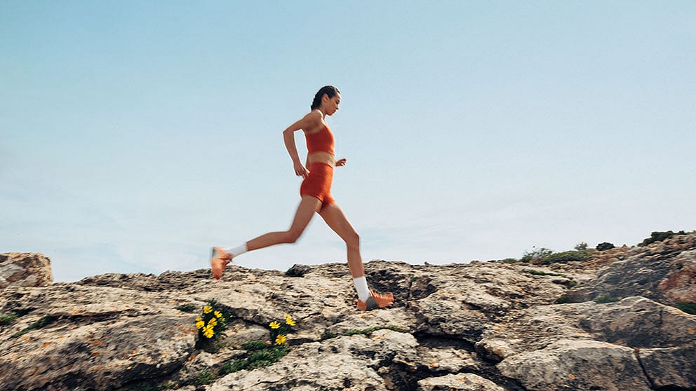 Une femme marche sur des rochers