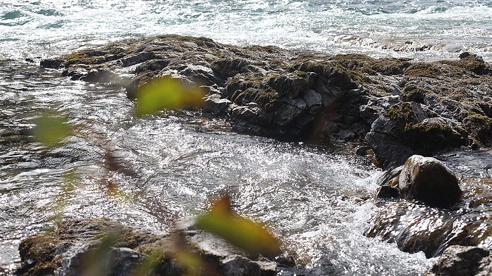 Fluss mit Steinen